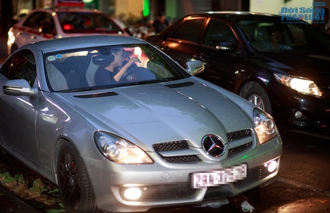 Hồng Quế tự lái xế sang đi thử đồ diễn trước khi sang Ý